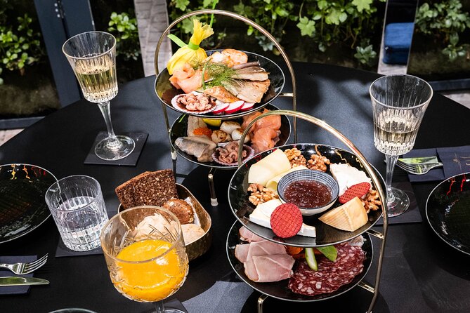 Breakfast in the Wintergarten Varieté Theater in Berlin - Overview of the Experience