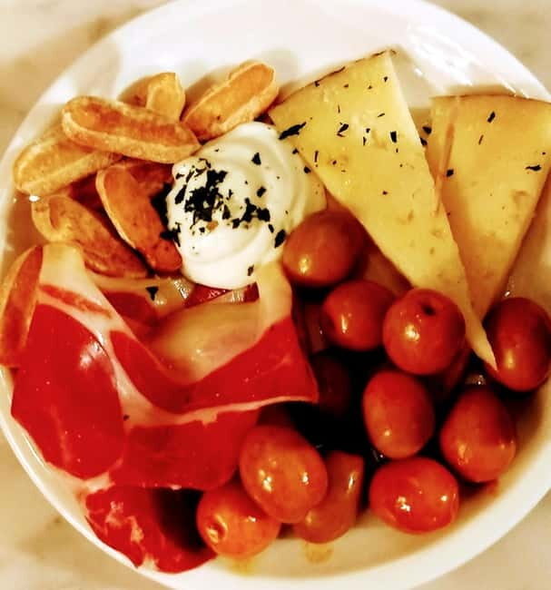 Bremen: Culinary Old Town Tour with unique locations - What to Expect During the Tour