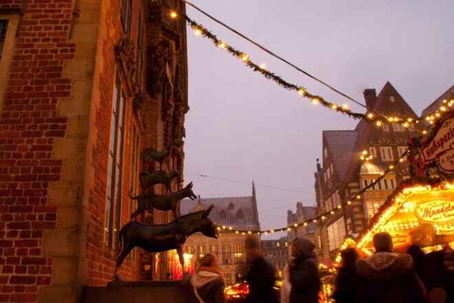 Bremen: Fairy Tale Christmas Guided Walking Tour in German - Full Description