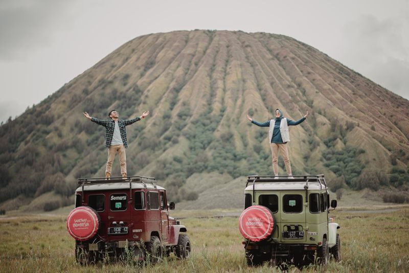 Bromo Afternoon Siesta and Sunset Tour - Walking to the Bromo crater