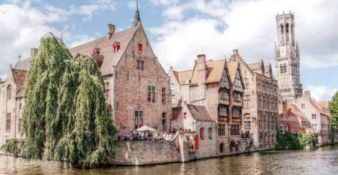Bruges: Bruges Private Walking Tour - Discovering Bruges History