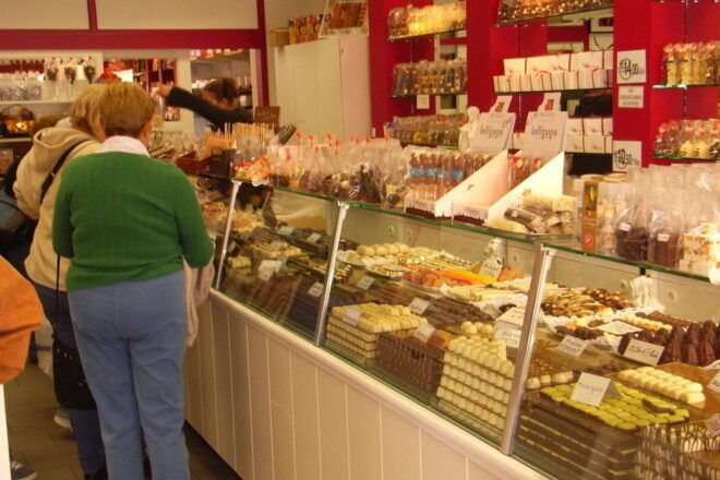Bruges: Christmas Market Private Walking Tour - Taking in Belgian Christmas Traditions