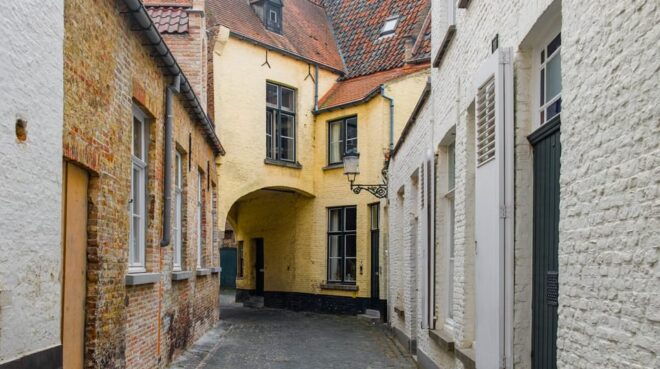 Bruges: Guided Boat Trip and Walk - The Markt and Its History