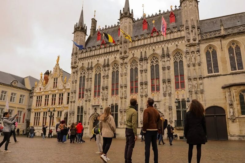 Bruges Guided Day Tour from Paris - Is the canal cruise included?
