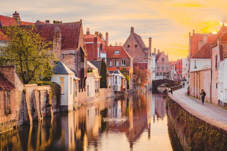 Bruges: Self-Guided Highlights Scavenger Hunt & Walking Tour - Experience