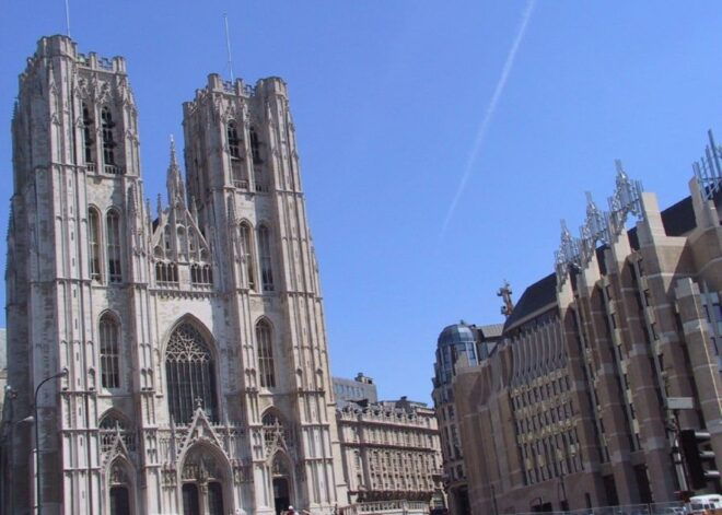 Brussels: Walking Tour From Central Station to Manneken Pis - Discovering the Grand Place and Hill of the Gallow
