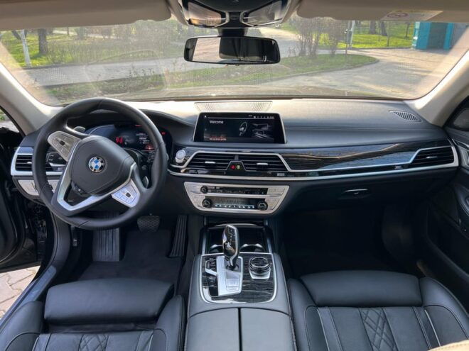 Bucharest: Bran Castle Day Trip With BMW 7 Series - Detailed Itinerary