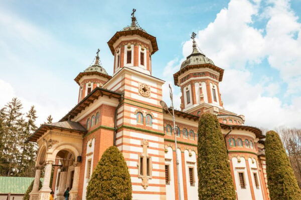 Bucharest: Dracula's Castle, Peles Castle & Brasov Day Trip - Exploring Transylvanias Legends