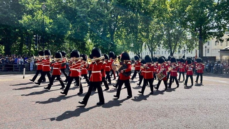Buckingham Palace, Changing of the Guard Walking Tour - What to Expect on the Day