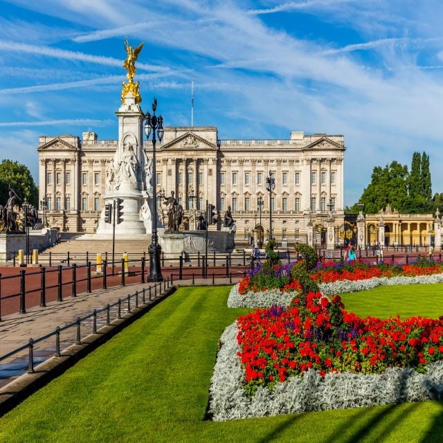Buckingham Palace Exterior and Royal History Private Tour - Royal History Expert Guide