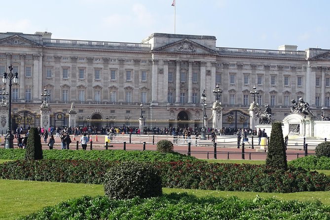 Buckingham Palace, St Jamess Palace, Hampton Court Palace Private Walking Tour - Tour Highlights