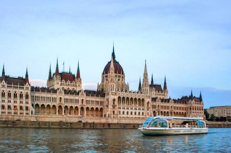 Budapest: 1-Hour Evening Sightseeing Cruise With Drink - Experience Highlights