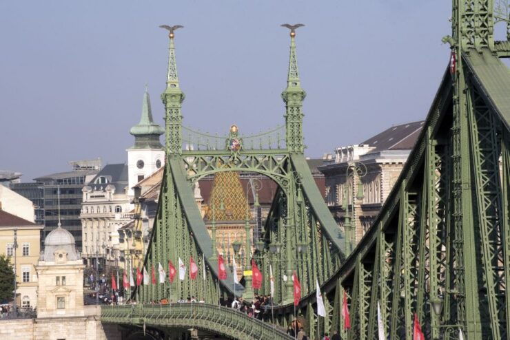 Budapest: 3-Hour Live Guided Sightseeing Tour - Tour Duration and Languages