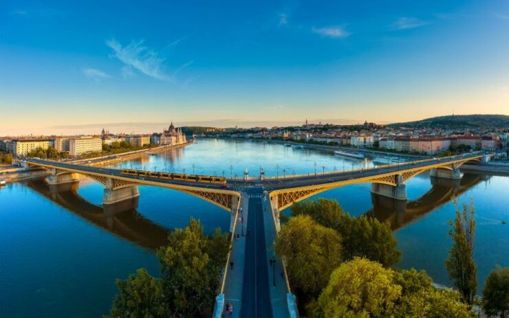 Budapest: 4-Hour Guided Bus Tour With River Cruise - Tour Duration and Language Options