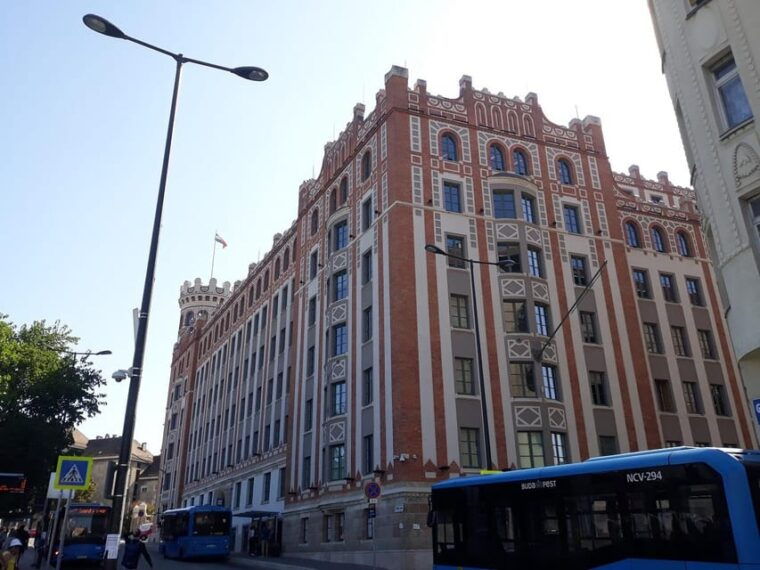 Budapest At Dawn: Scenic Walking Tour with Music Performance - Why You Should Consider This Tour