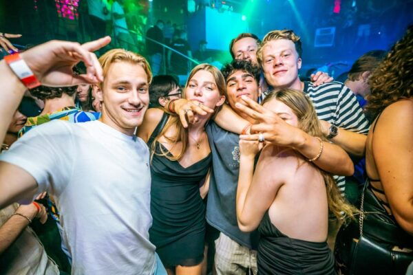 Budapest: Boat Party With Option of Unlimited Drinks - Tips for an Enjoyable Experience