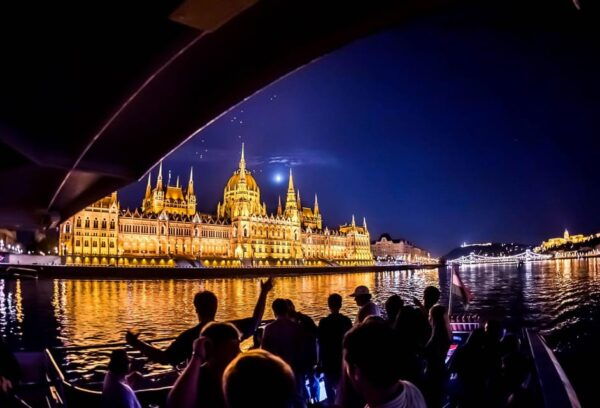 Budapest: Boat Party With Option of Unlimited Drinks - The Sum Up
