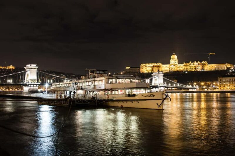 Budapest: Christmas and Holiday Danube Dinner Cruise - The Experience: A Cruise Filled with Festive Charm