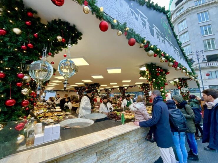 Budapest: Christmas Market Guided Walking Tour With Tastings - Tour Duration and Meeting Point
