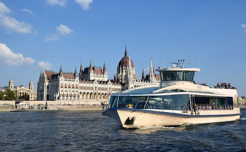 Budapest Cruise with Drink and Audio Guide (All-Day Departures) - Bridges, castle, and the two halves of Budapest