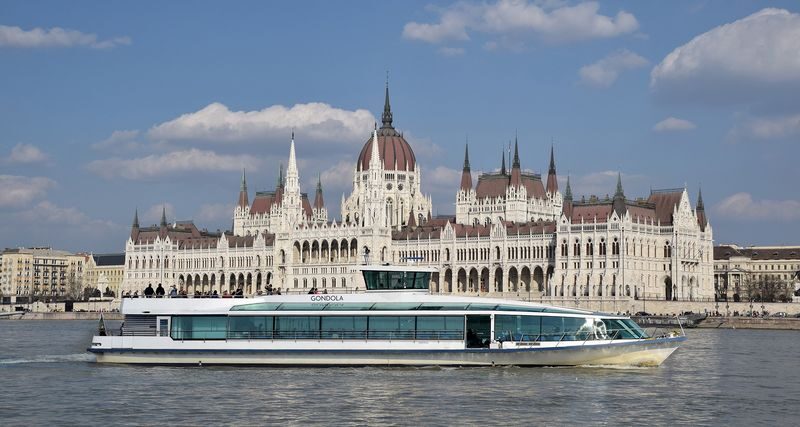 Budapest Cruise with Drink and Audio Guide (All-Day Departures) - Choosing a daytime or sunset departure