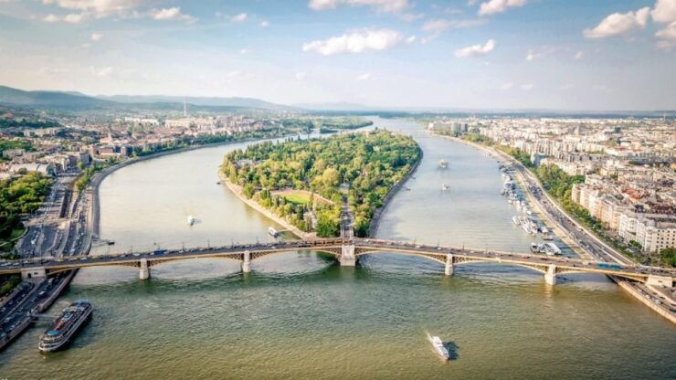 Budapest: Day or Night River Cruise With Live Commentary - Experience Highlights on the Danube