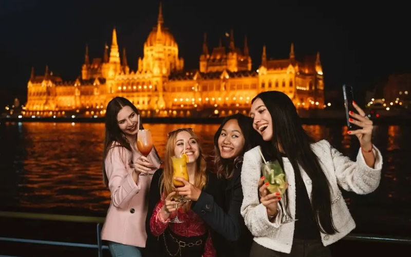 Budapest Dinner Cruise with Live Folk Music - Folk music makes dinner feel less ordinary