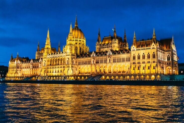 Budapest: Dinner Cruise With Operetta and Folk Show - Activity Highlights
