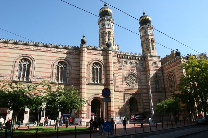 Budapest Dohany Street Synagogue Half-Day Tour - A short walk through a complex story
