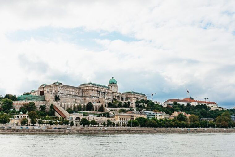Budapest: Downtown Budapest Cocktail Cruise - The Atmosphere and Overall Experience
