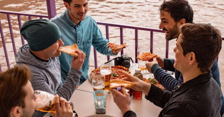 Budapest: Downtown Budapest Cruise With Pizza and Beer - Highlights