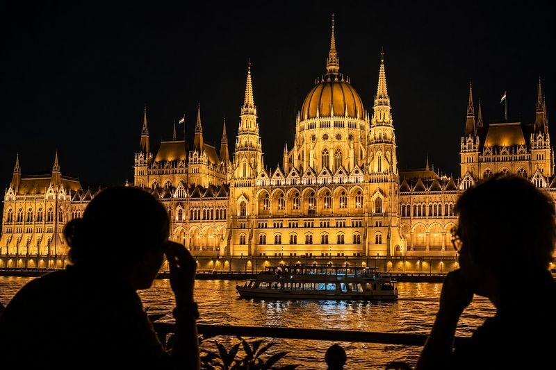 Budapest Evening Cruise with Welcome Drink - Weather, crowds and a few practical limits