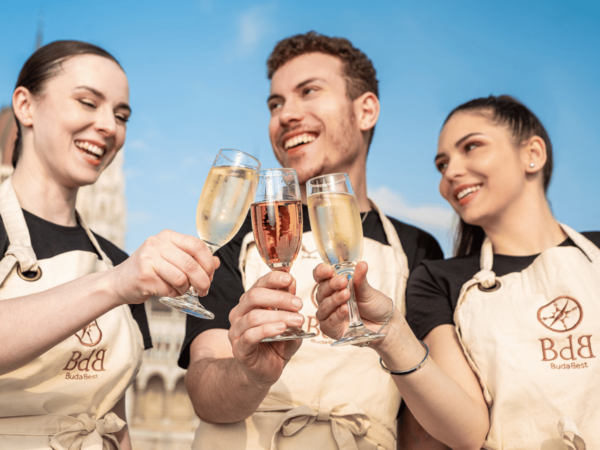 Budapest: Evening Sightseeing Cruise With Unlimited Prosecco - The Sum Up