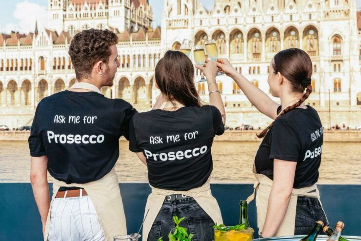 Budapest: Evening Sightseeing Cruise With Unlimited Prosecco - Experience Highlights