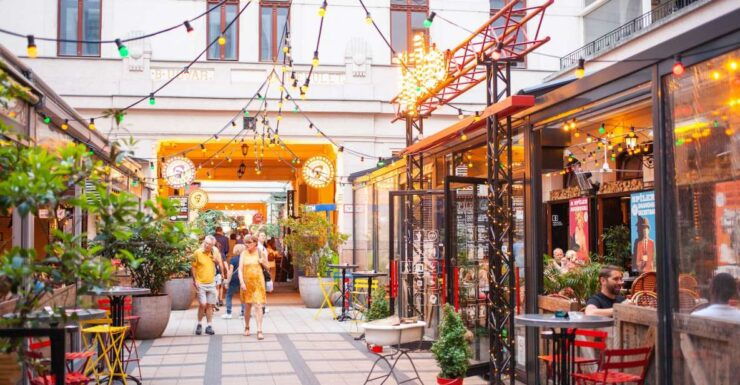 Budapest: Festive & Jewish Quarter Self-Guided Walking Tour - Historical Landmarks