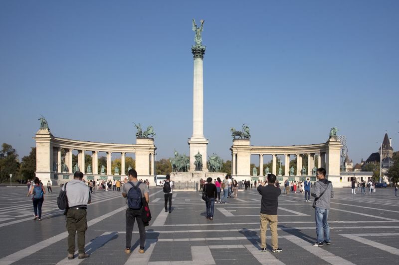 Budapest Grand City 3-Hour Tour - Across the Elizabeth Bridge and into Pest