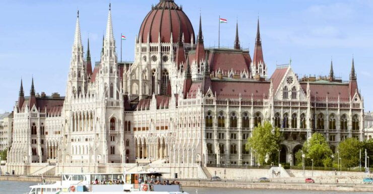 Budapest: Guided Tour of the Parliament Building in Spanish - Accessibility and Location Details