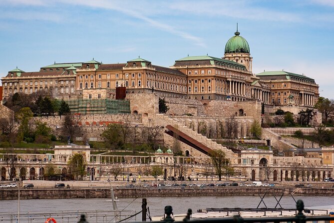 Budapest: Happy Hour Sightseeing Cruise - Cruise Experience