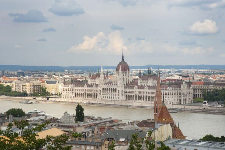 Budapest: Multilingual Highlights Tour - Tour Duration and Languages Offered