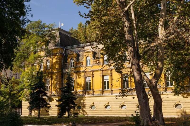 Budapest: Old Buda Walking Tour & Folk Music Performance - Starting Point and First Impressions