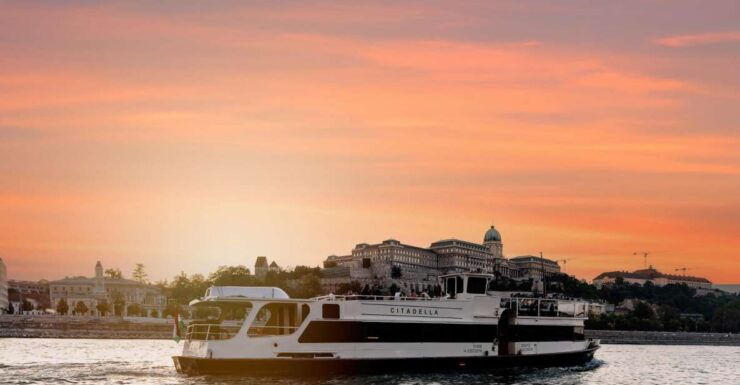 Budapest: Premium Evening Cruise With Tokaj Frizzante - Activity Highlights