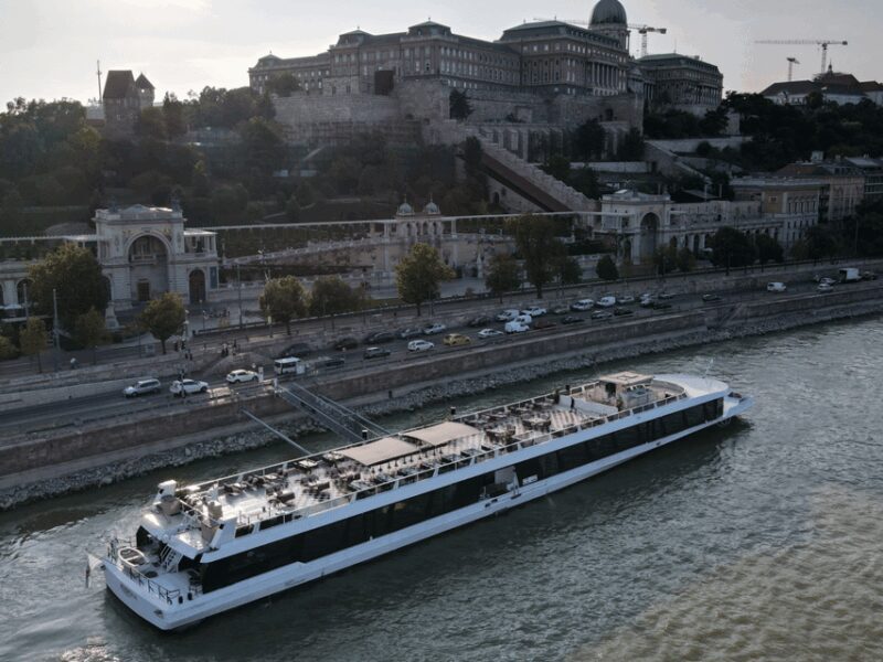 Budapest: Romantic Dinner Cruise-Live Music&Unlimited Drinks - Who Will Love This Experience?