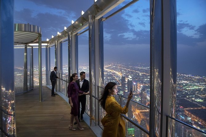 Burj Khalifa 124 Floor, Dinning, Burj Club With Transfer by Luxury Lamborghini - Burj Khalifa 124th Floor Experience