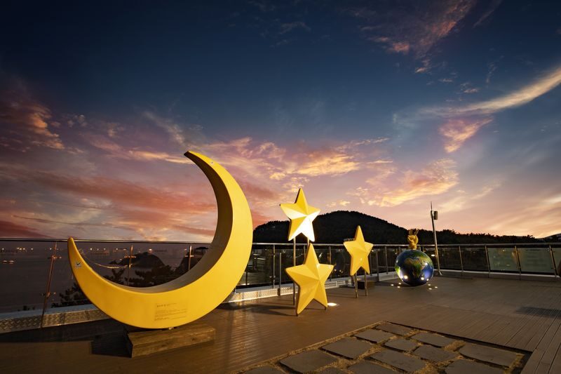 Busan Air Cruise Songdo Marine Cable Car Ticket - Who should make room for this ride?