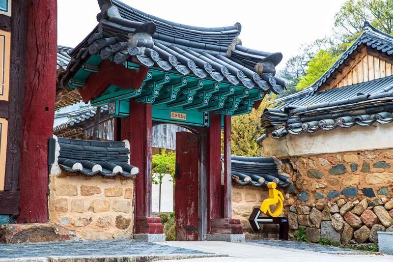 Busan: Ice Valley Cable Car & UNESCO Nature Discovery Tour - Gamcheon Culture Village: color and narrow lanes to finish