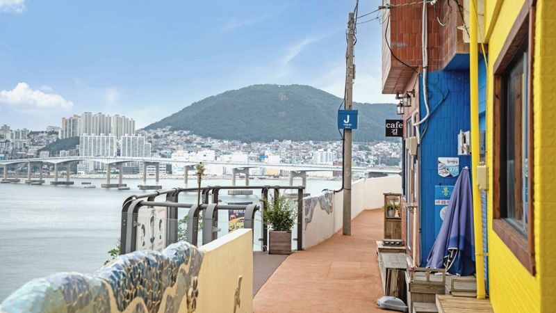 Busan Museum of Movies & Huinnyeoul Culture Village One-day Cultural & Movie Tour - A guide matters most when the plan changes