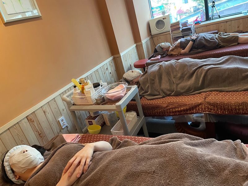 Busan Premium Healing Massage Experience (K-lounge) - The foot session, from warm water to stretching