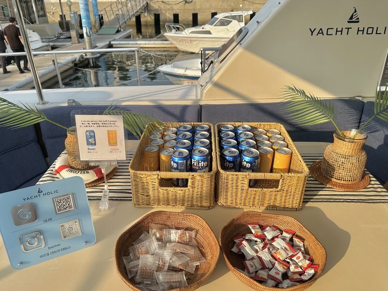 Busan Premium Yacht Tour YachtHolic (Pets allowed) - Fireworks, photos, and the small extras