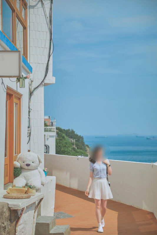 Busan Yeongdo Huinnyeoul Village Fairytale Photo Shoot - Photographer communication and language