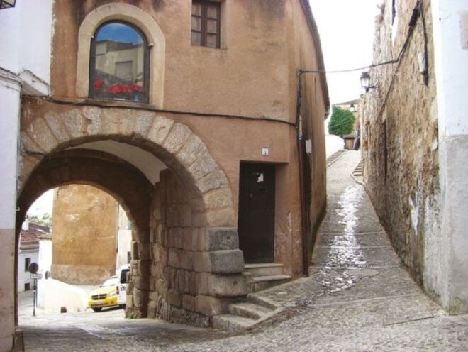 Cáceres: City Highlights Walking Tour With Local Guide - Select Participants and Date